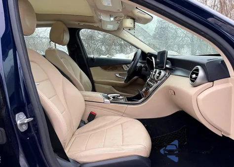 2017 Mercedes-Benz C 300 4Matic z USA, uszkodzony, nr VIN 55SWF4KBXHU206954